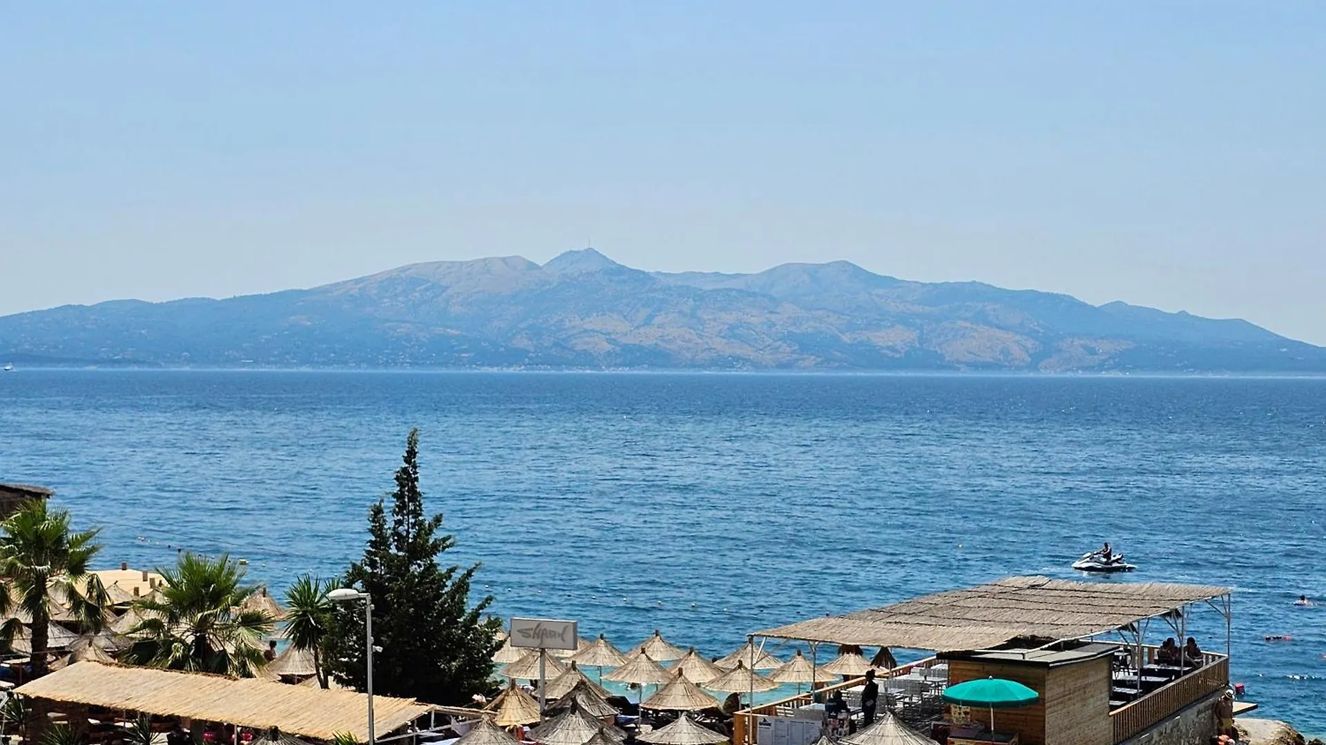 게스트하우스 Ares Beachfront Luxury Rooms Sarandë