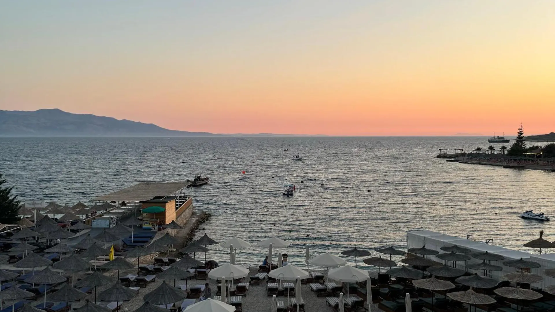 Ares Beachfront Luxury Rooms Sarandë 게스트하우스