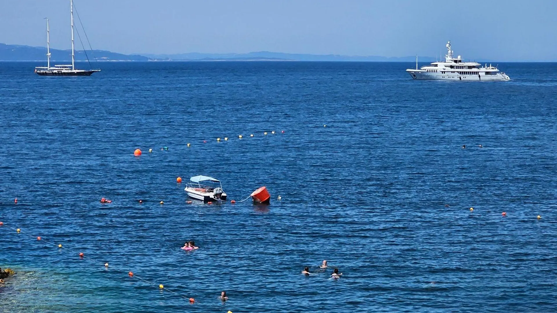 Ares Beachfront Luxury Rooms Sarandë 0*,  Albania
