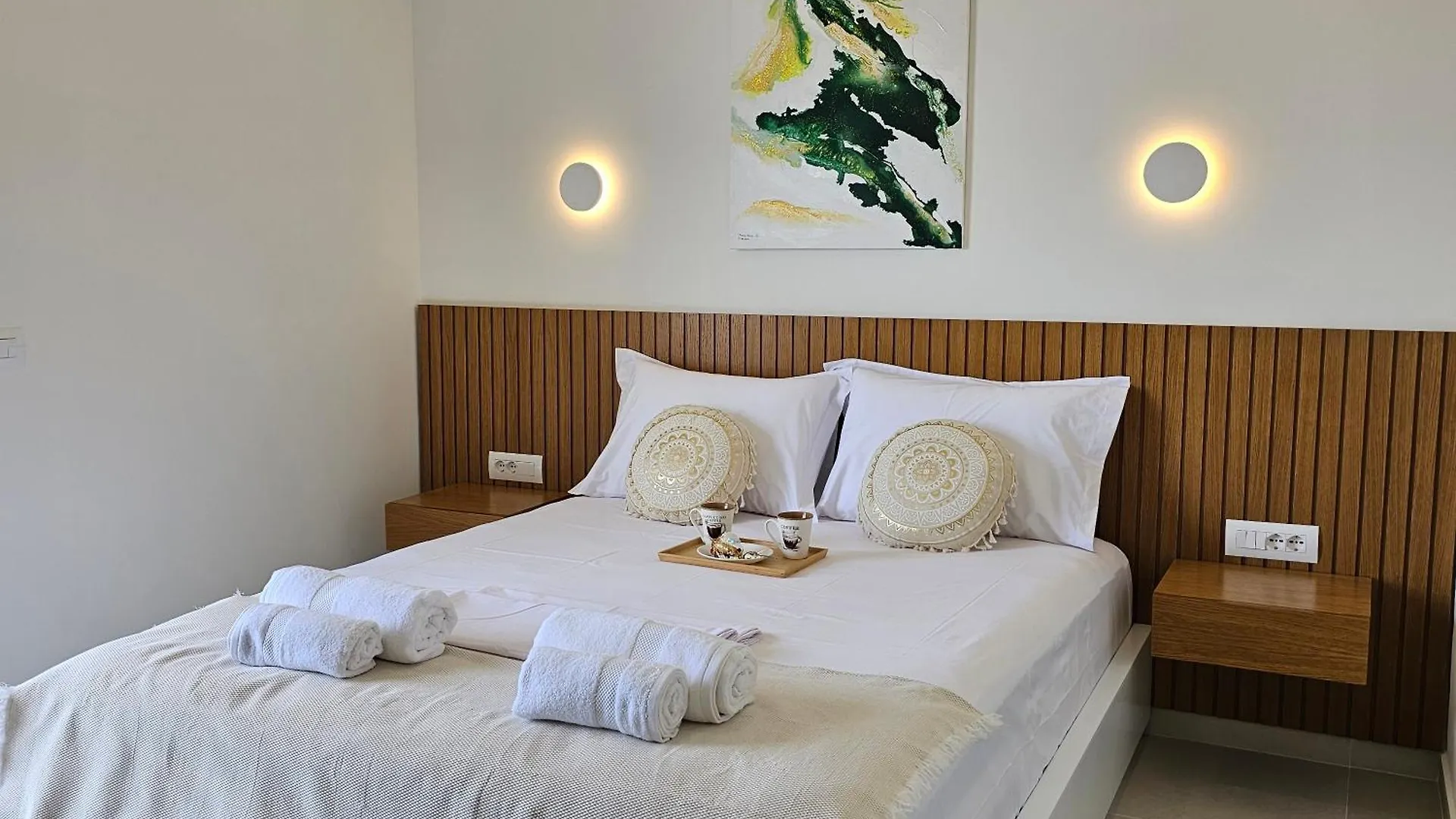 게스트하우스 Ares Beachfront Luxury Rooms Sarandë
