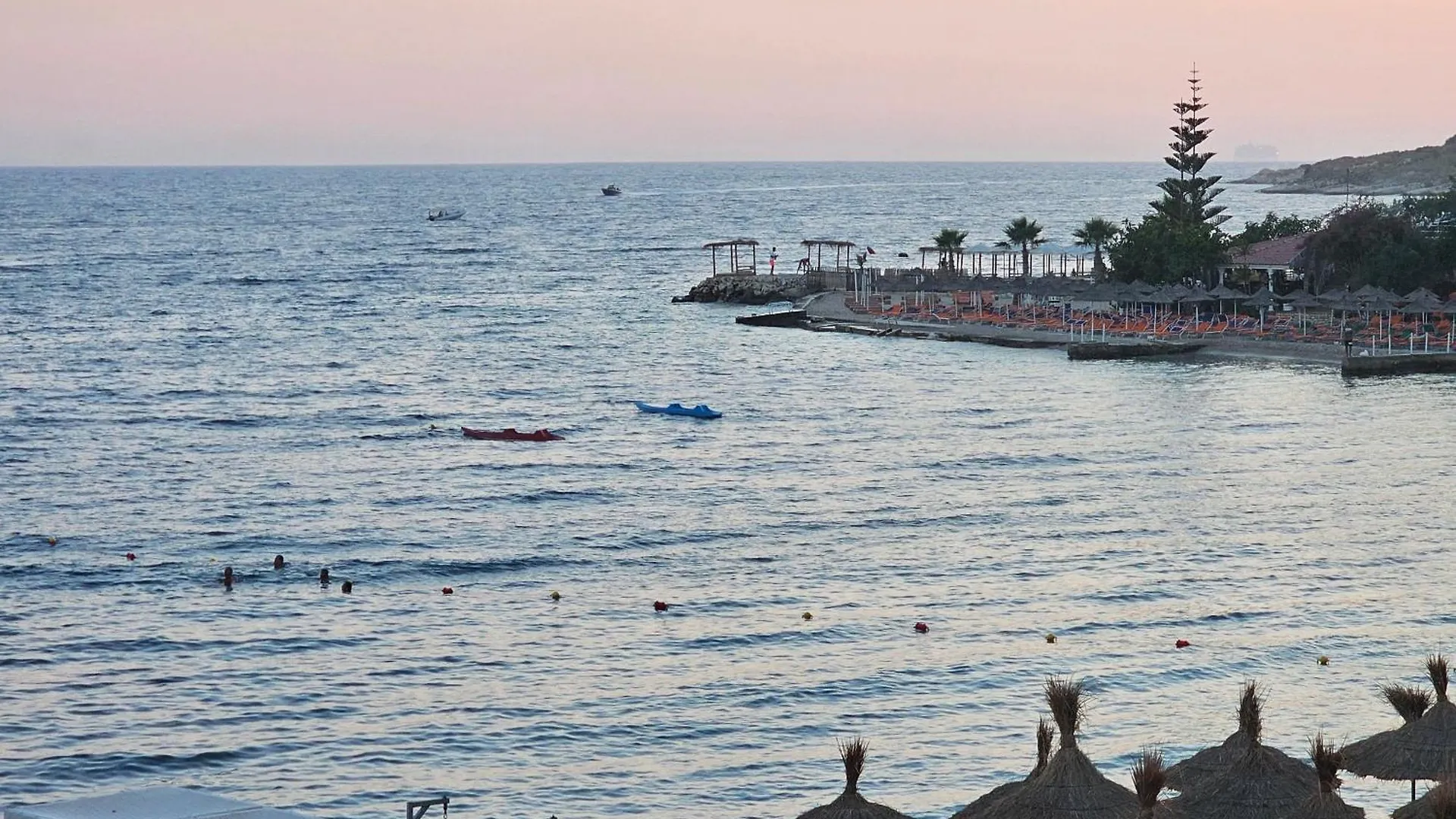 Ares Beachfront Luxury Rooms Sarandë Pensión