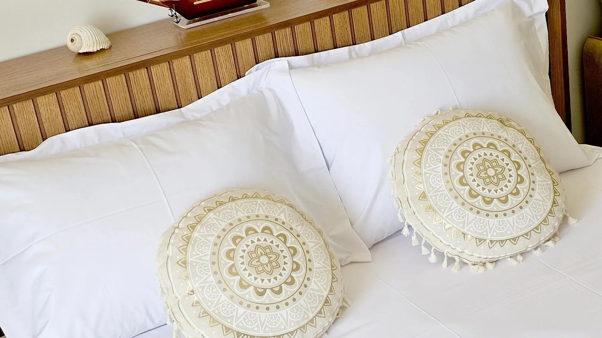 게스트하우스 Ares Beachfront Luxury Rooms Sarandë