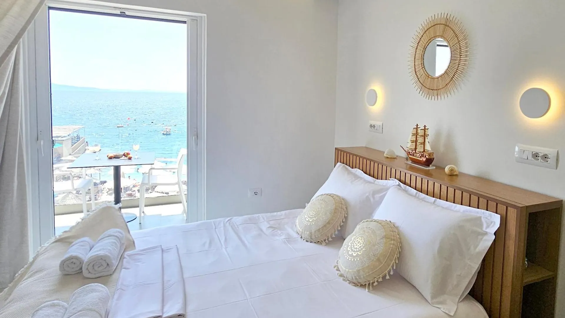 게스트하우스 Ares Beachfront Luxury Rooms Sarandë